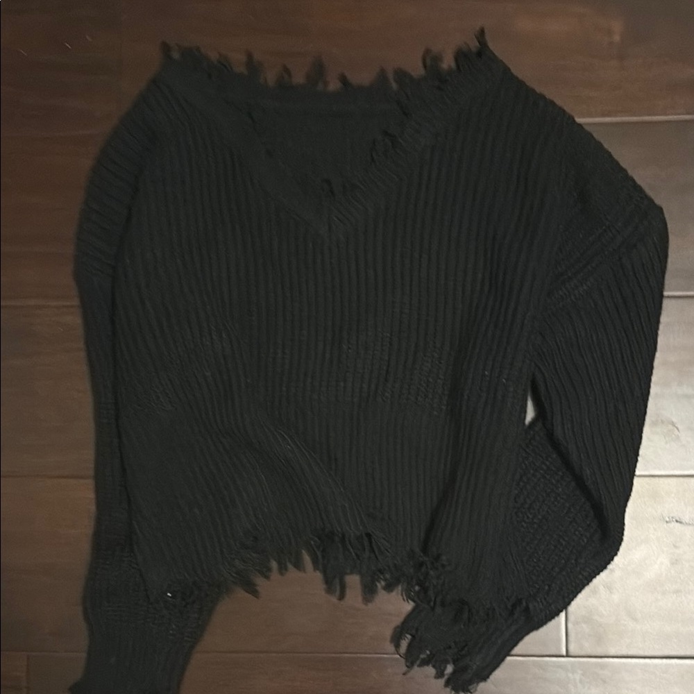 SHEIN Black Frayed V-Neck Sweater
barely warn, like new
size Small, women’s